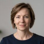 Портрет сотрудника санаториев Киров-Пенза, уверенный взгляд, профессиональная фотосессия, студийное освещение.