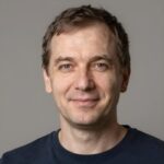 Улыбающийся гость Виктор С. после прохождения оздоровительных программ в санатории Киров Пенза Резорт